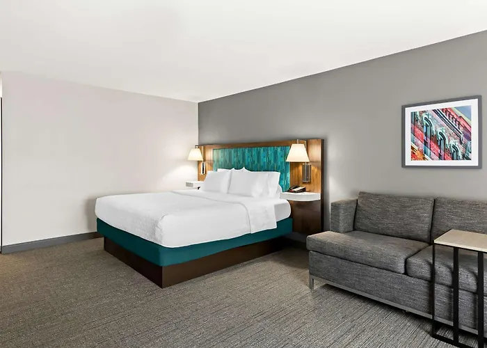 Hampton Inn & Suites Canton